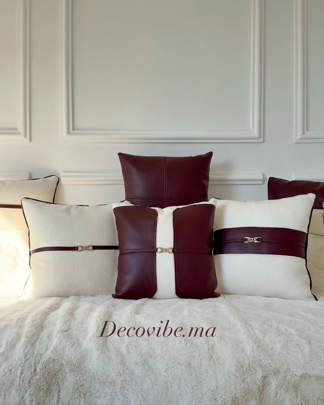 Coussin en similicuir bordeaux