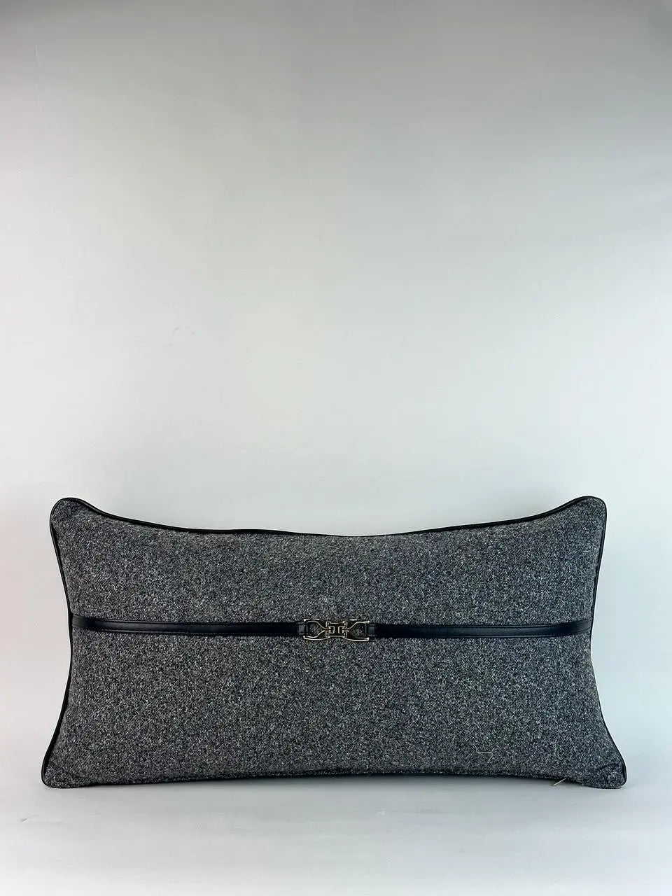 Coussin en bouclette/similicuir noir