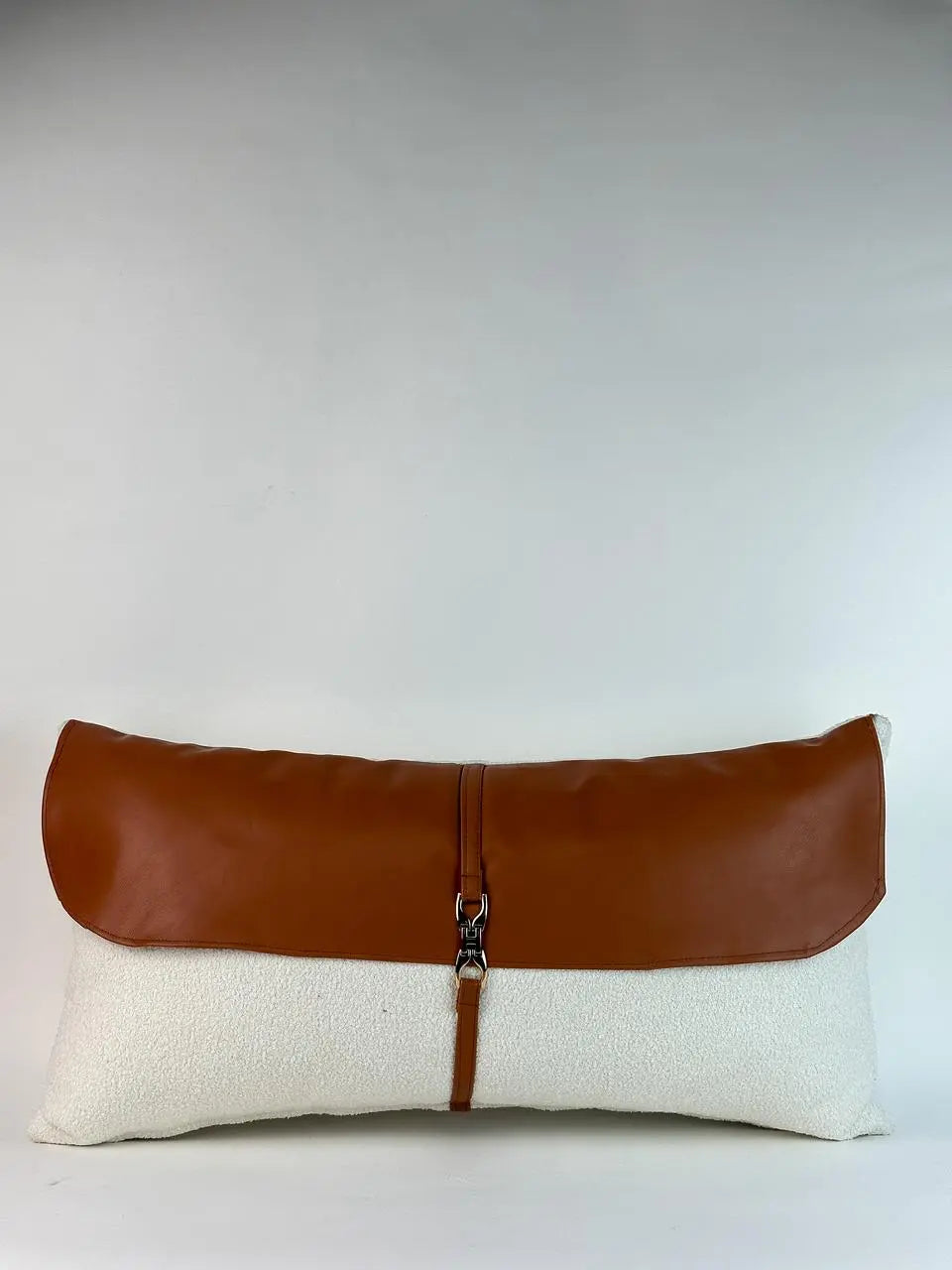 Coussin en bouclette/similicuir tabac