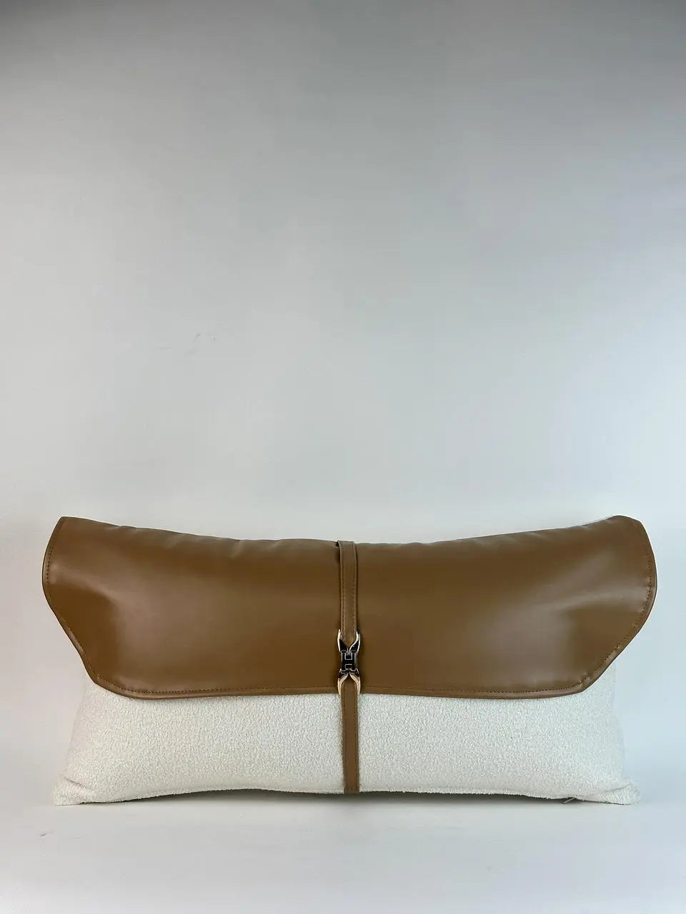 Coussin en bouclette/similicuir beige foncé