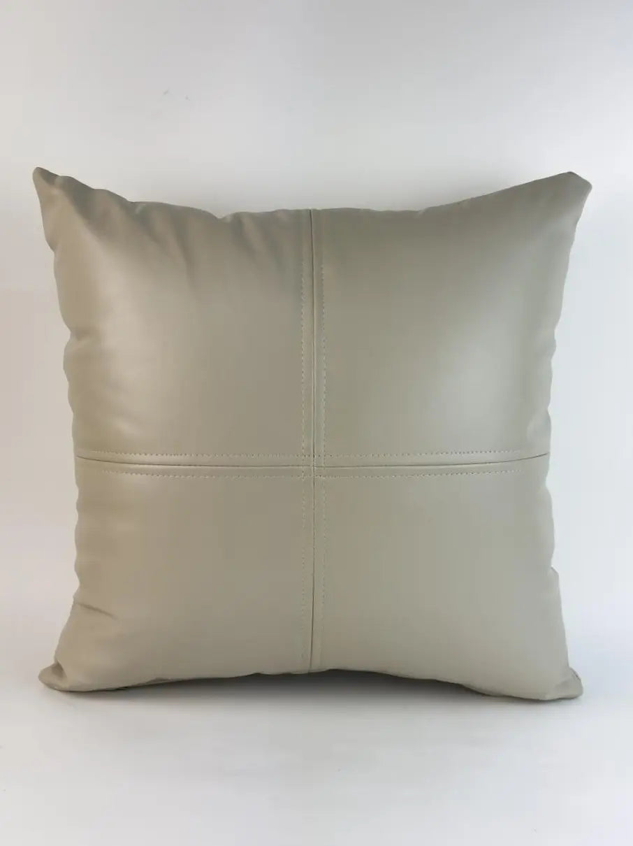 Coussin en similicuir beige
