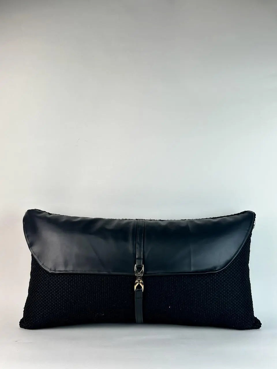 Coussin en bouclette/similicuir noir