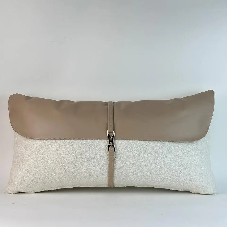 Coussin en bouclette/similicuir beige