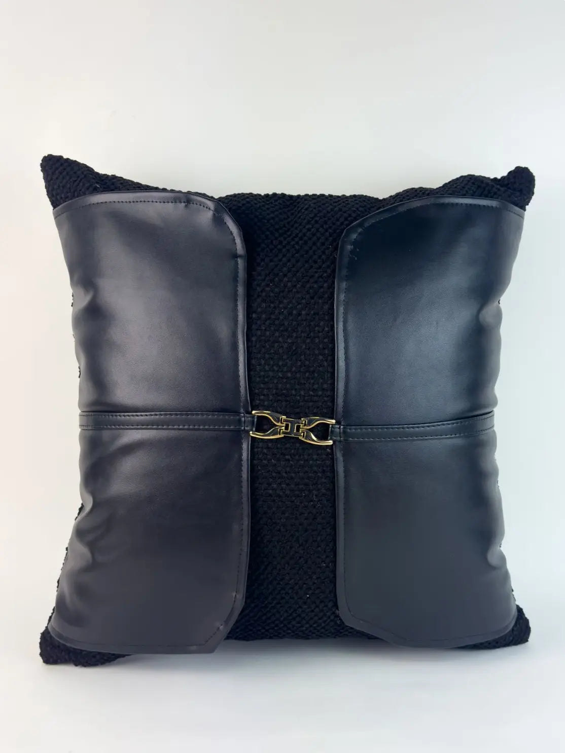Coussin en bouclette/similicuir noir