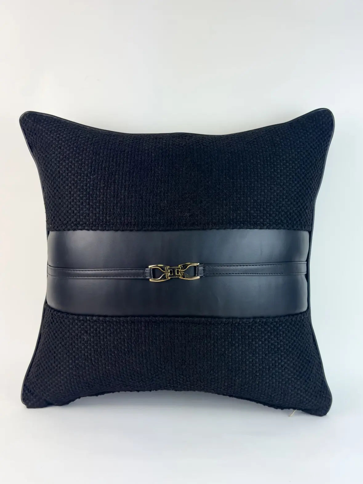 Coussin en bouclette/similicuir noir