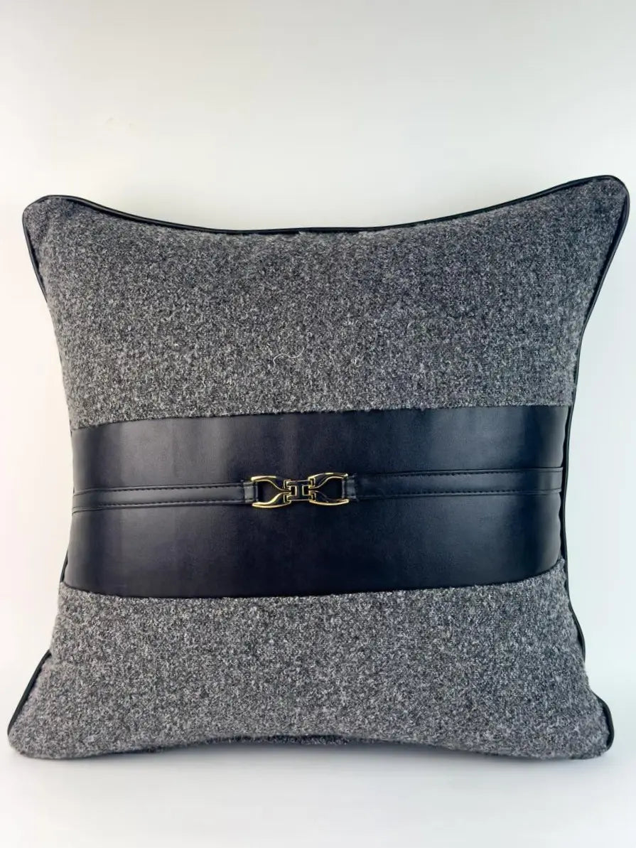 Coussin en bouclette/similicuir noir