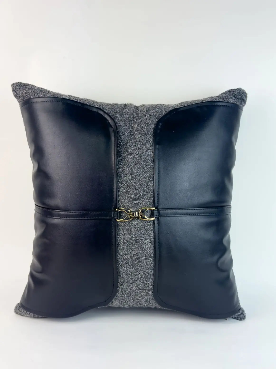 Coussin en bouclette/similicuir noir