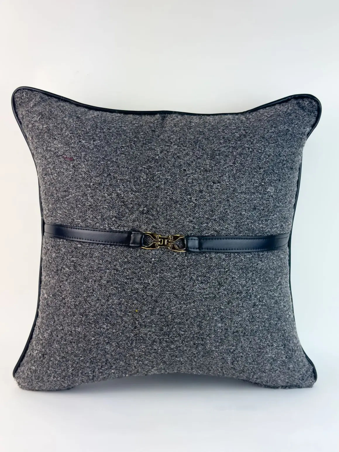 Coussin en bouclette/similicuir noir