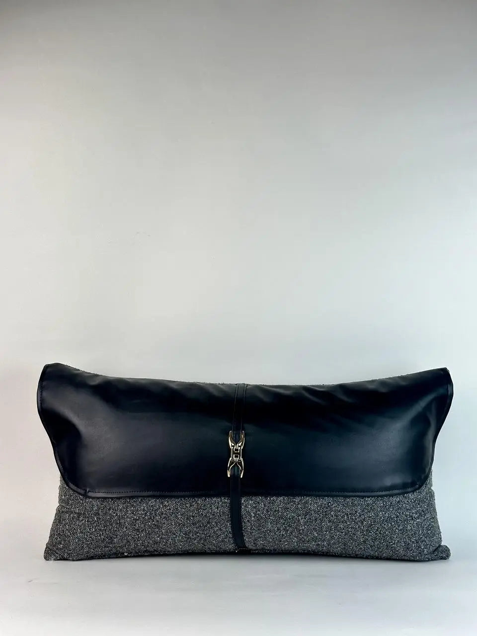 Coussin en bouclette/similicuir noir