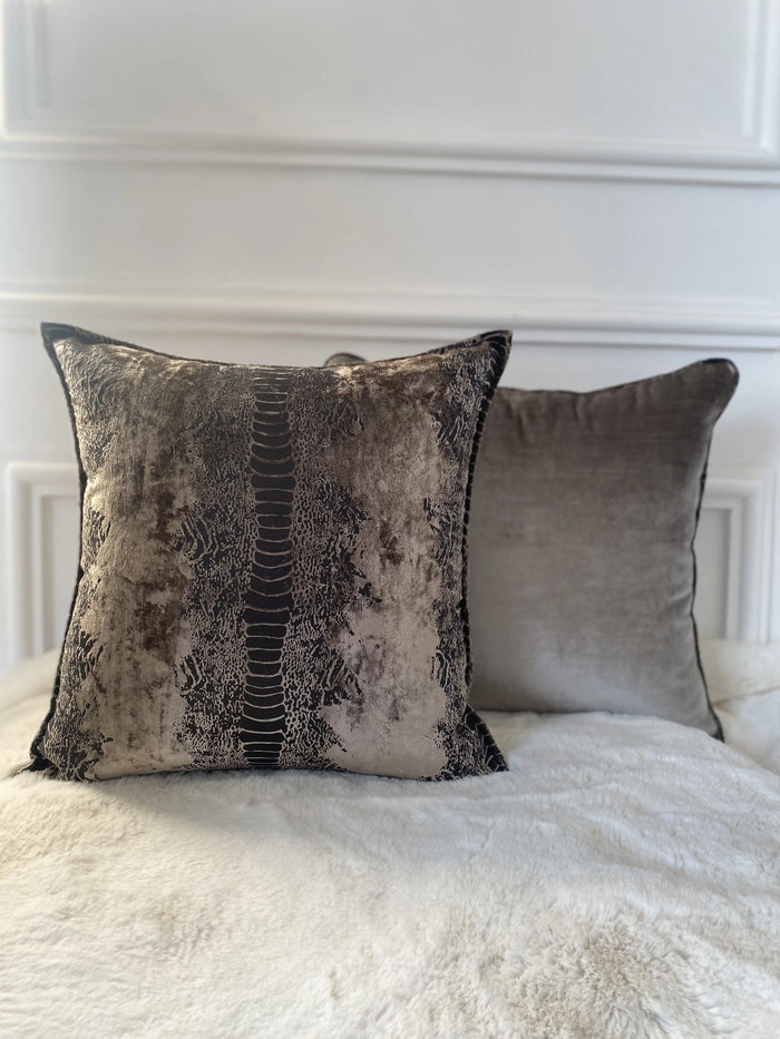 COUSSIN VELOURS PYTHON GRIS