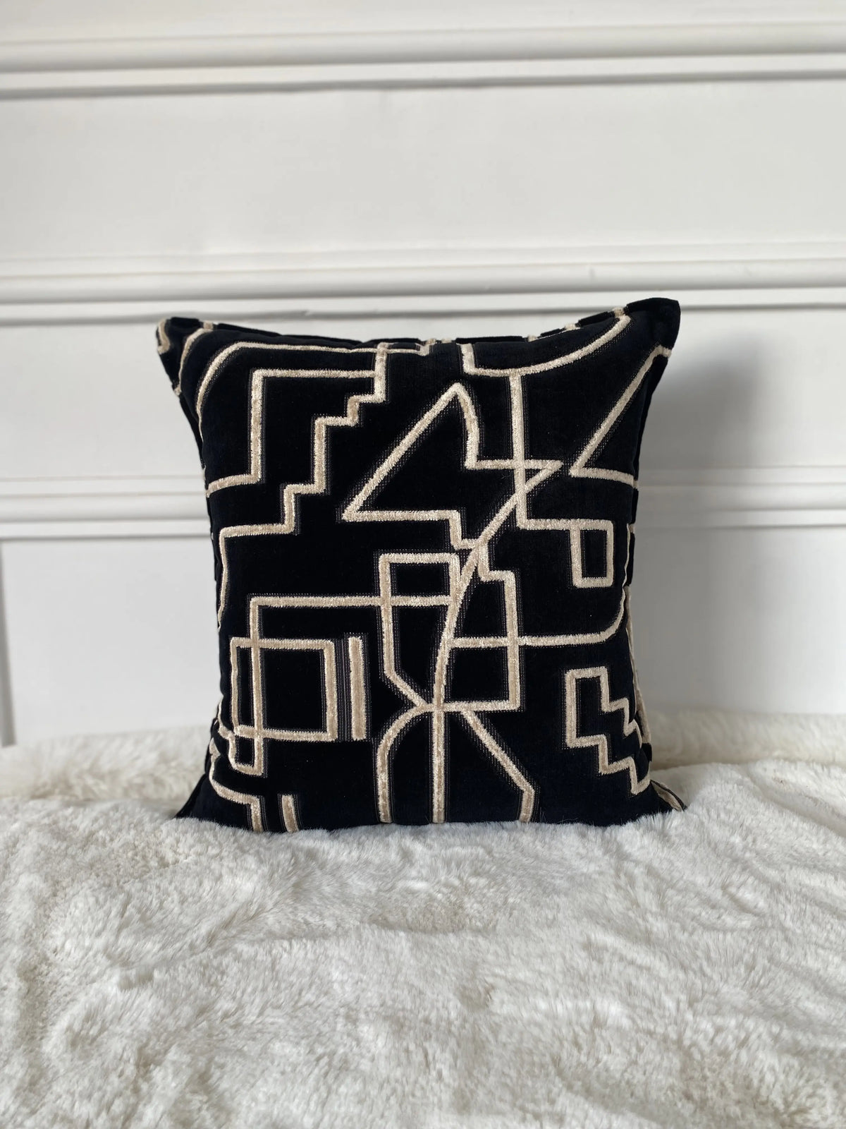 COUSSIN VELOURS GRAPHIQUE NOIR