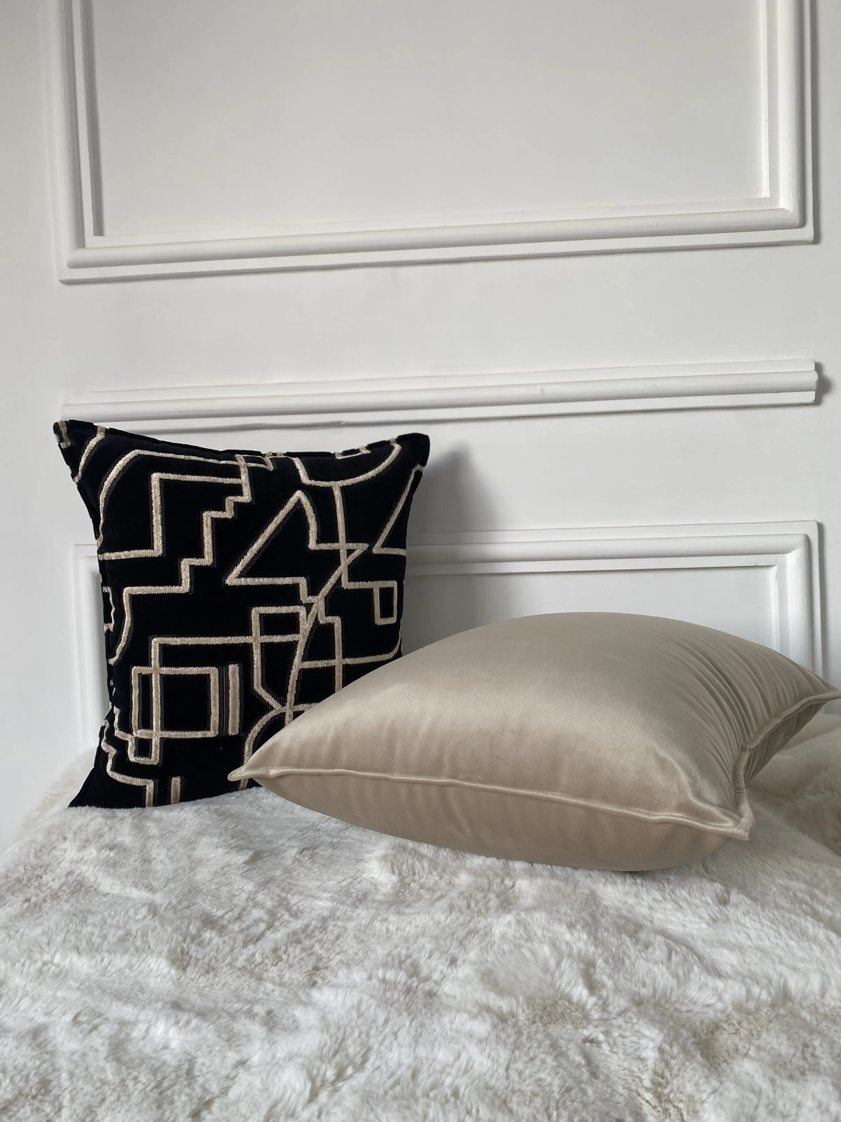 COUSSIN VELOURS GRAPHIQUE NOIR