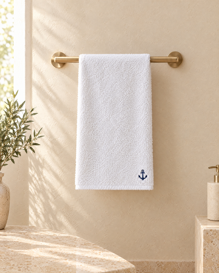 Serviette de toilette blanche brodée – taille réelle 50 × 90 cm