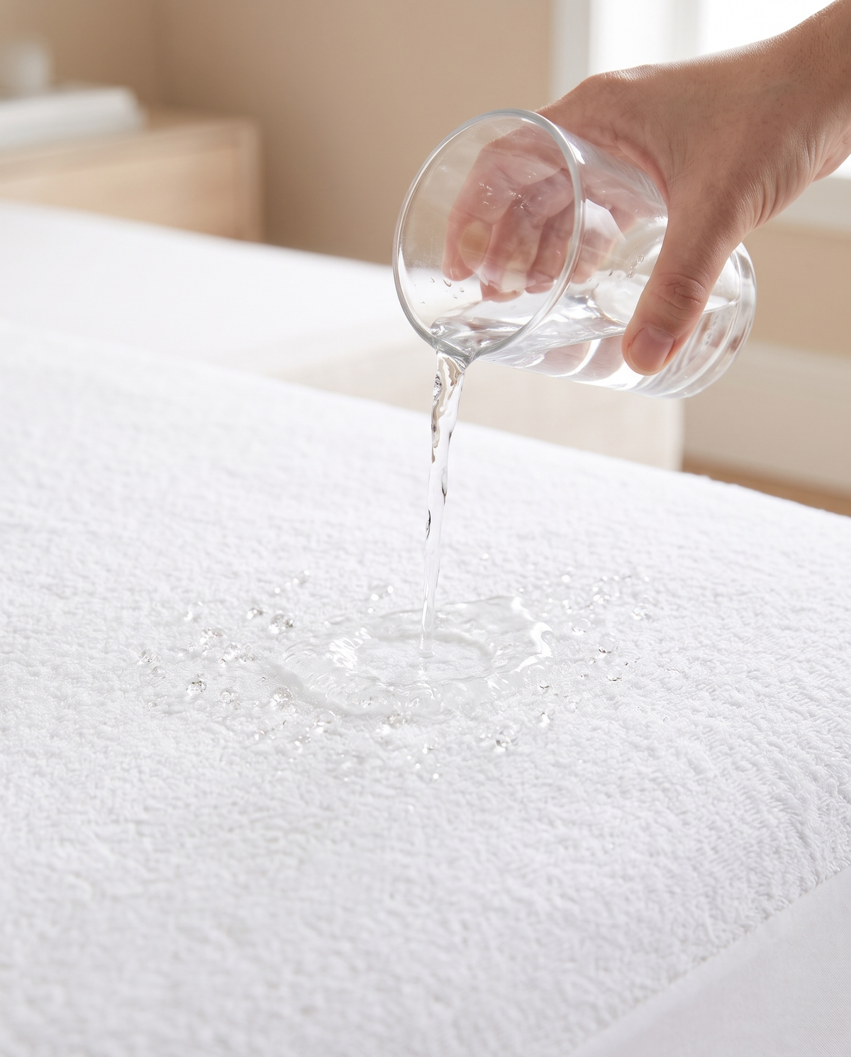 Test de l'eau : le liquide reste en surface du protège-matelas