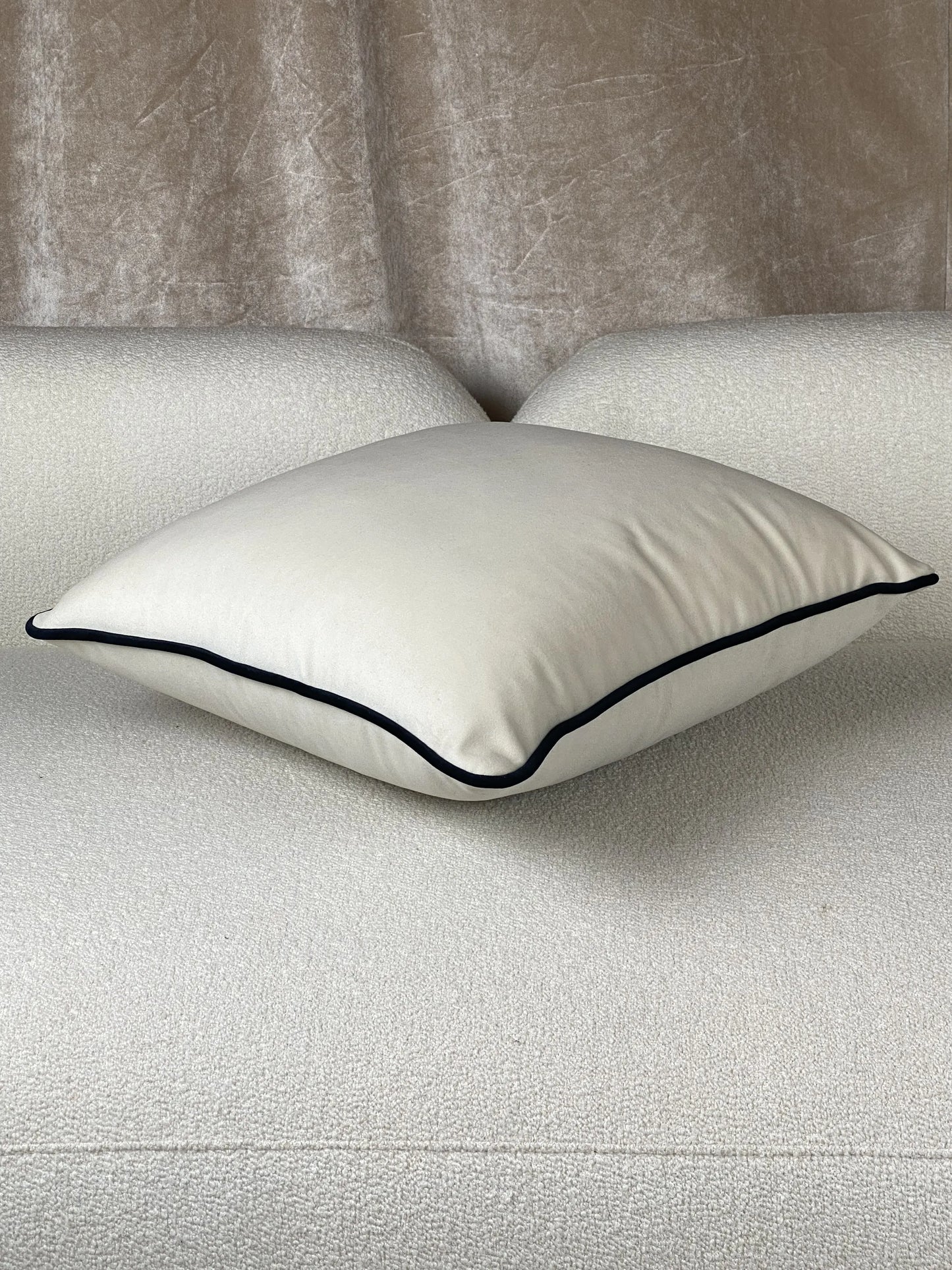 COUSSIN VELOUR BLANC CASSÉ / NOIR