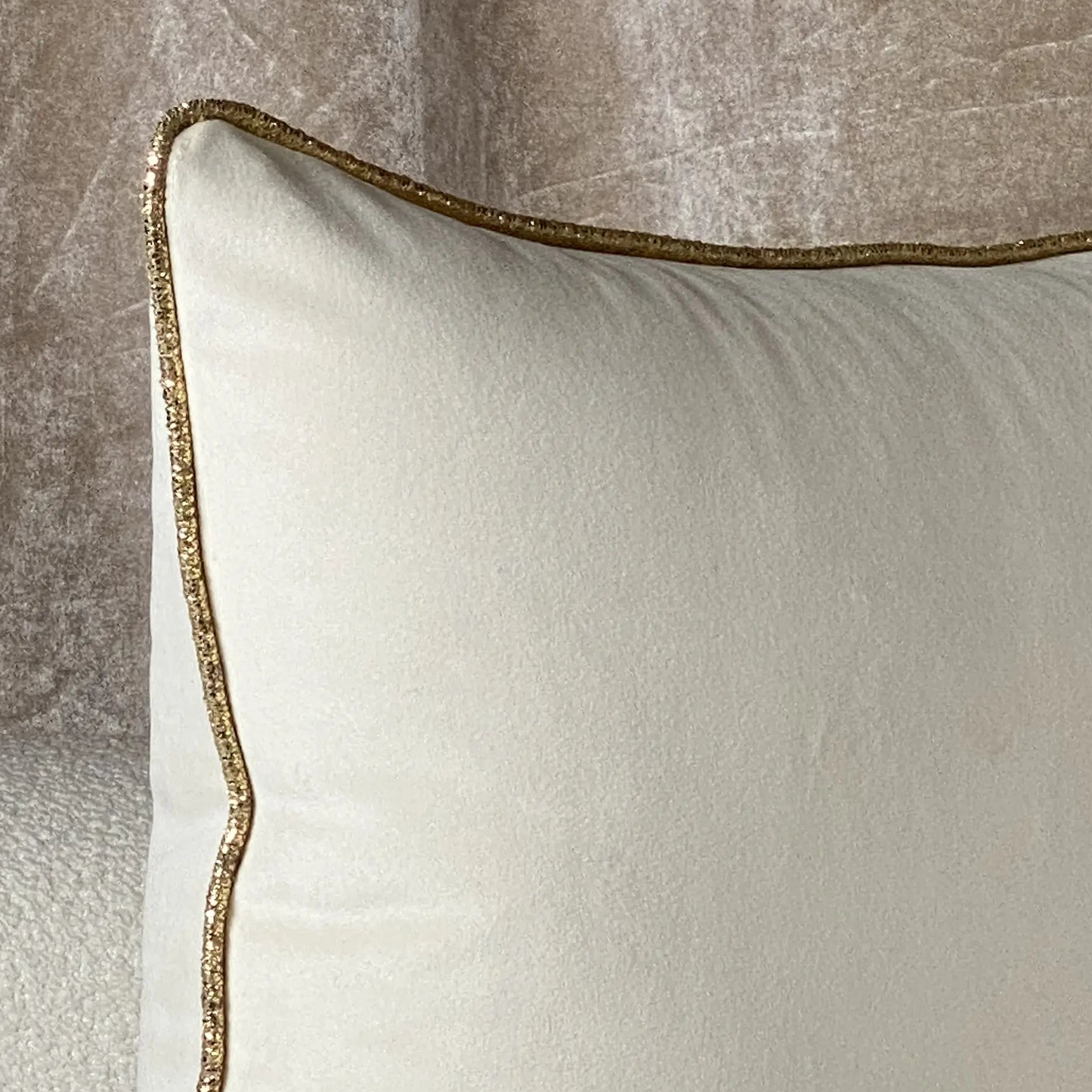 COUSSIN VELOUR BLANC CASSÉ / DORÉ