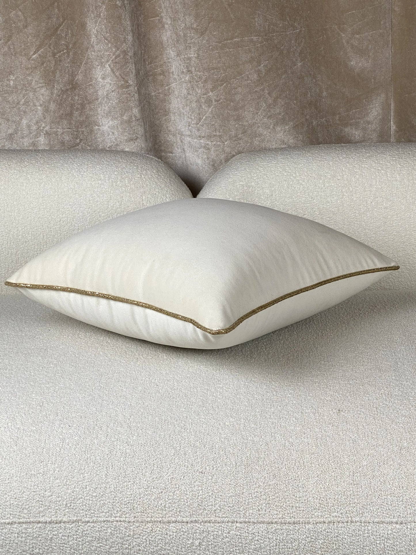 COUSSIN VELOUR BLANC CASSÉ AVEC CORDON