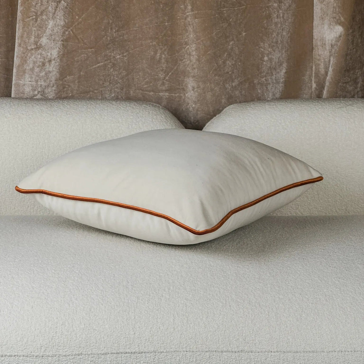 COUSSIN VELOUR BLANC CASSÉ & CORDON ORANGE