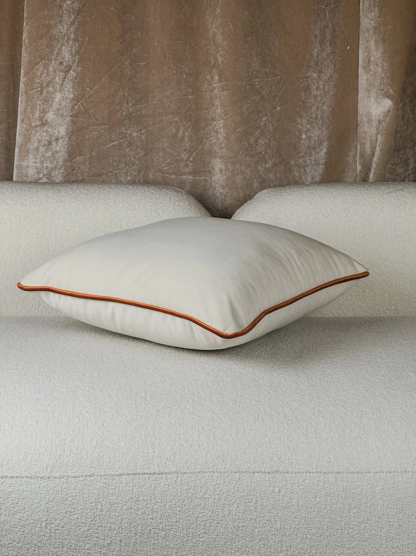 COUSSIN VELOUR BLANC CASSÉ AVEC CORDON