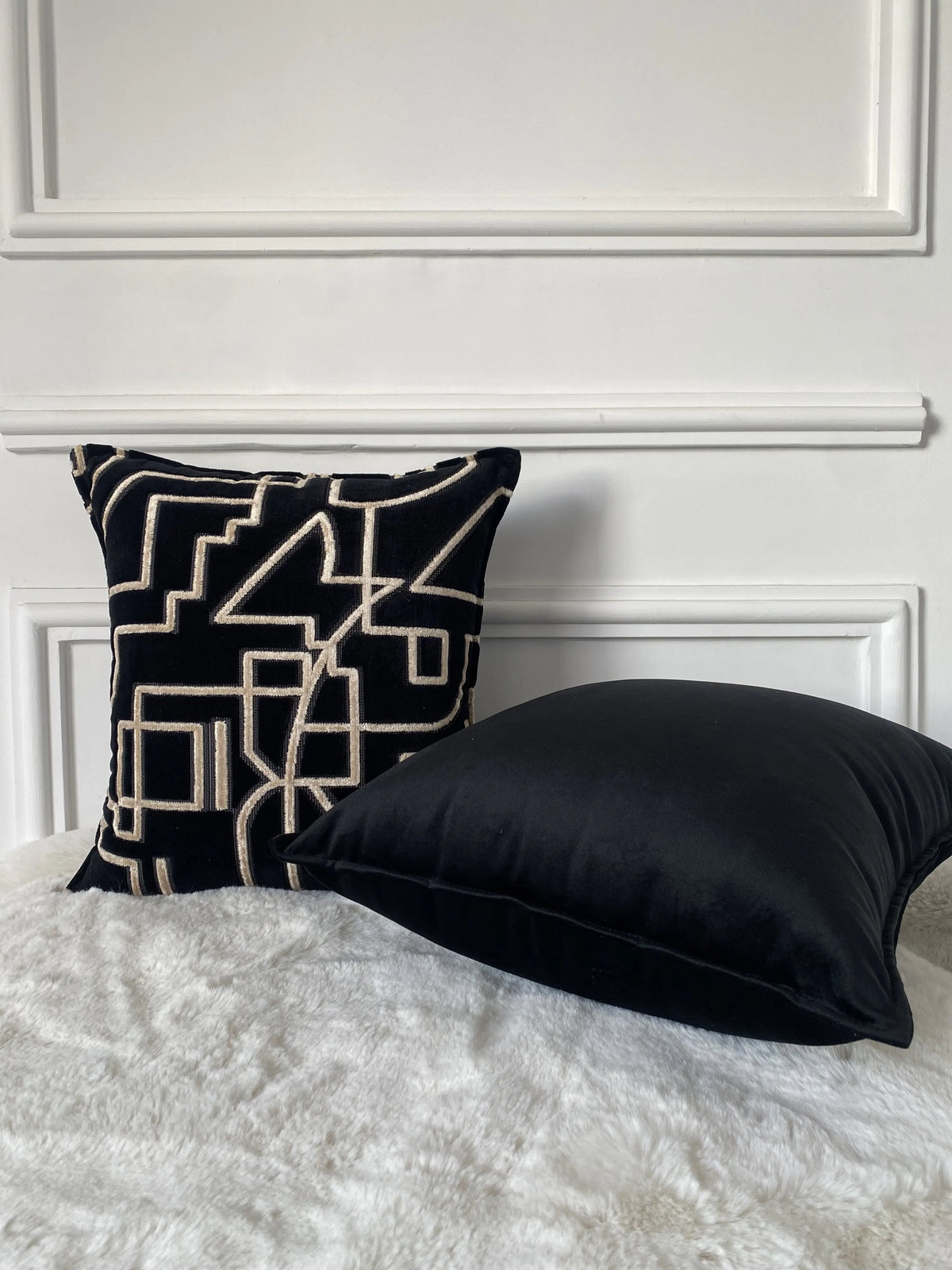 COUSSIN VELOURS GRAPHIQUE NOIR