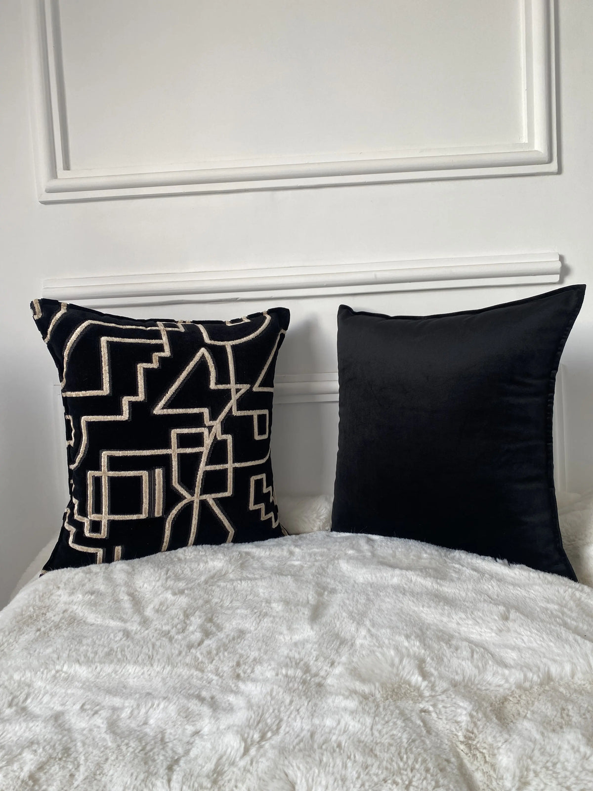 COUSSIN VELOURS GRAPHIQUE NOIR