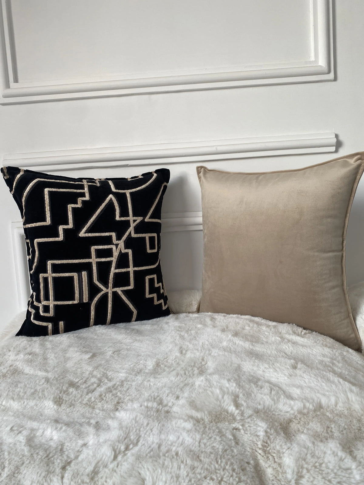 COUSSIN VELOURS GRAPHIQUE NOIR