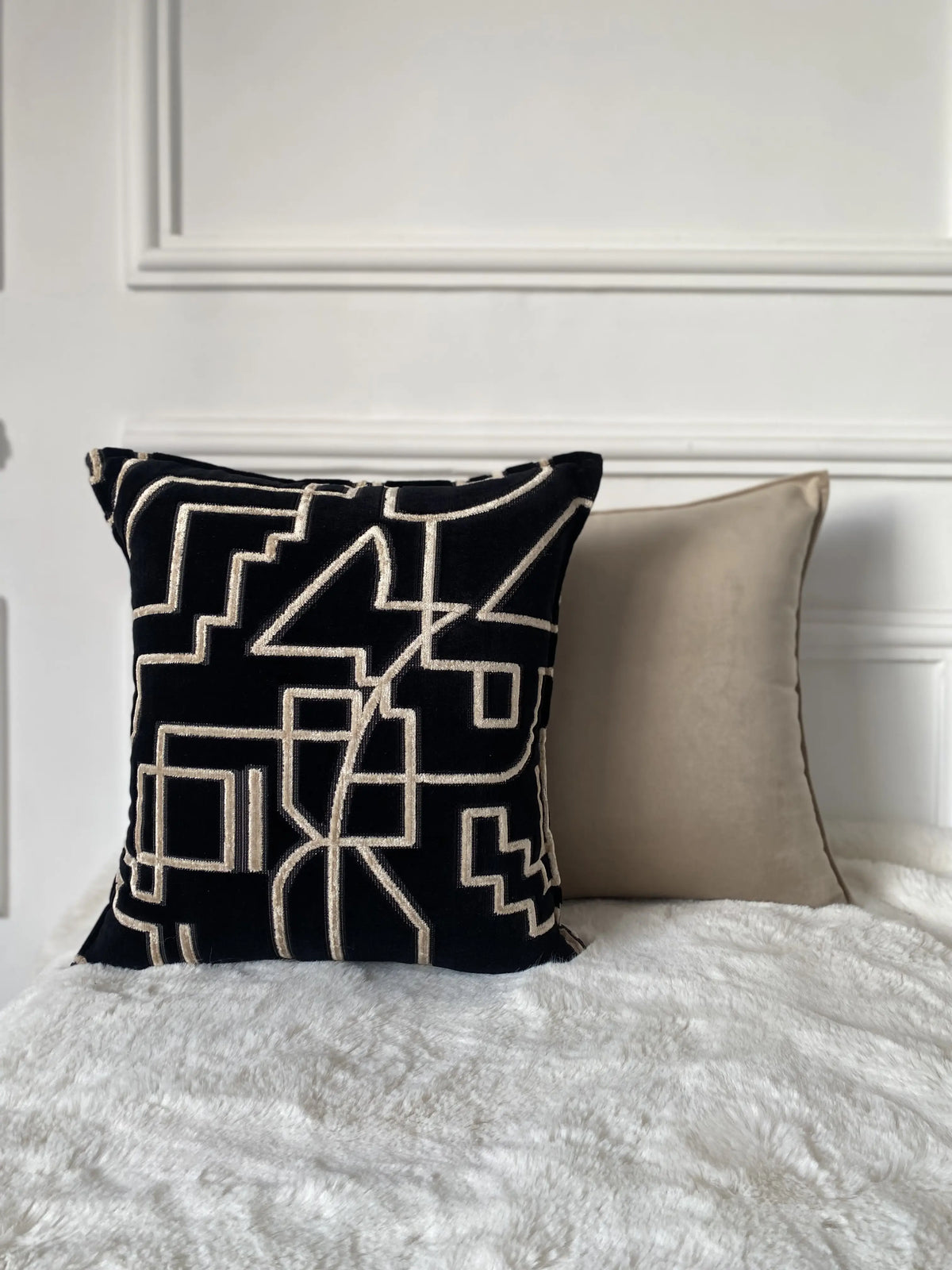 COUSSIN VELOURS GRAPHIQUE NOIR