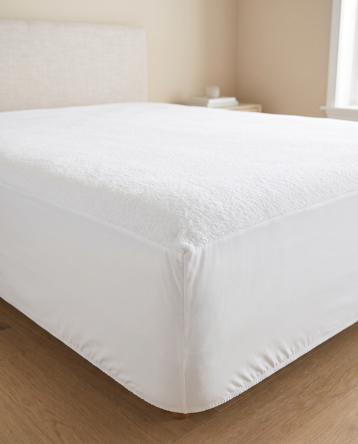 Protège-matelas imperméable élastiqué blanc sur un matelas